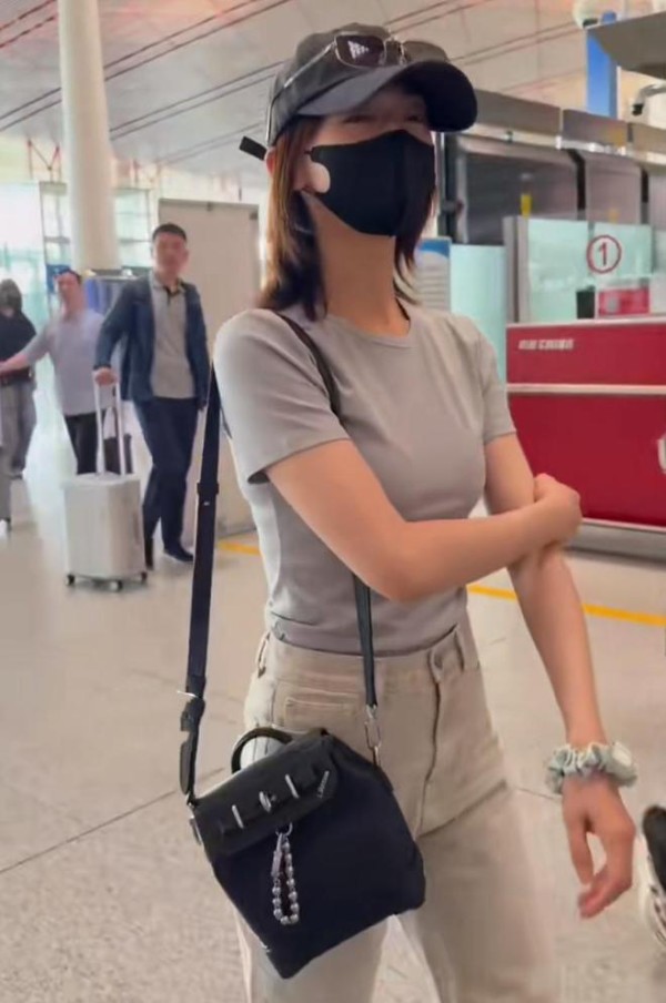 吴谨言产后首开工，路透照曝光状态超好，向粉丝比爱心超宠粉