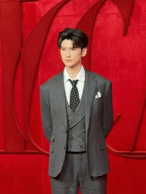 张云龙亮相芭莎红毯,今天的造型又雅又痞~ 时尚芭莎年度派对BAZAAR ICONS
