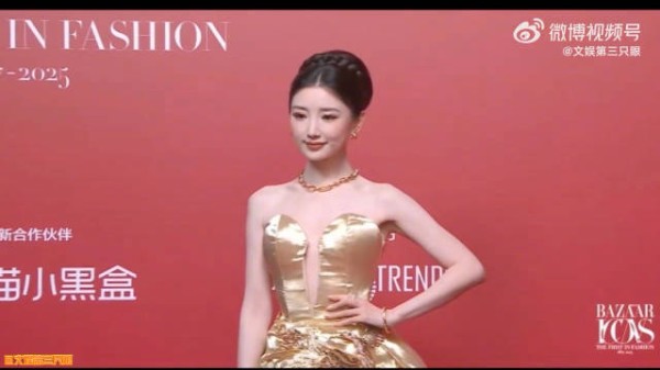 亮相红毯,金色礼服美丽闪耀