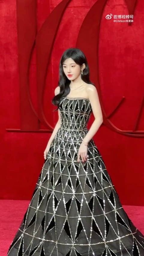 鞠婧祎时尚芭莎年度派对生图频,美晕了!此女是神