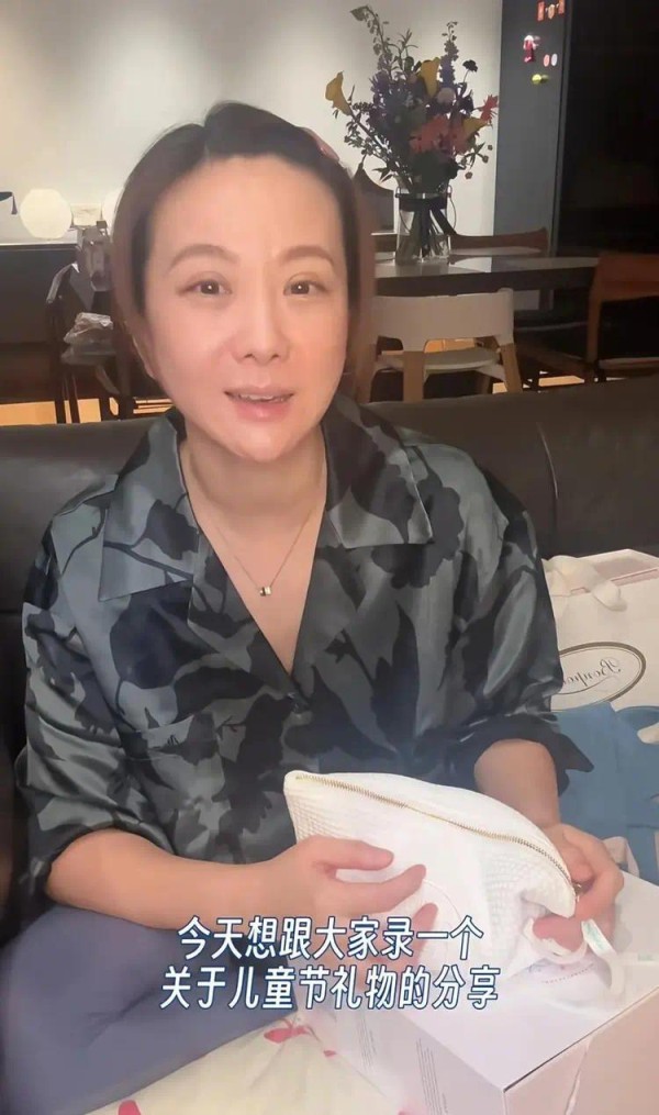 王阳老婆素颜近照，脸垮有颈纹，高斯全职主妇六年，家里干净整洁