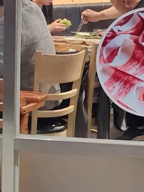 孙颖莎餐厅被偶遇,生菜包肉吃相治愈