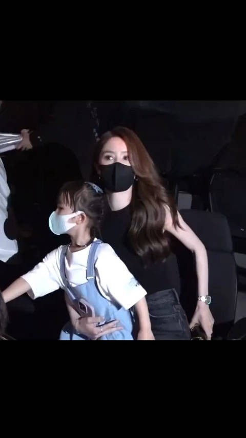林峯红馆演唱会,妻子张馨月带女儿现身支持,女儿好可爱啊!