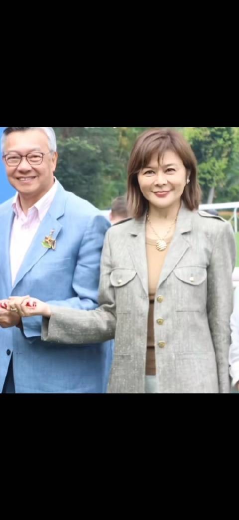 关之琳现身马场活动，笑容甜美气质优雅