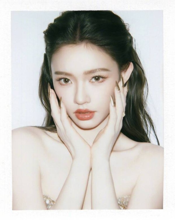 林允美艳动人。