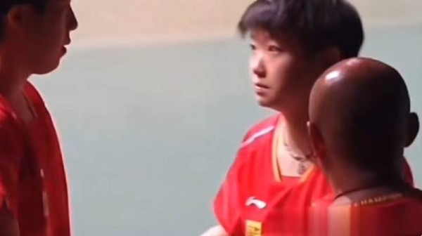 莎莎欲整理头哥呆毛及时收手,大头忘拿毛巾获妹宝提醒