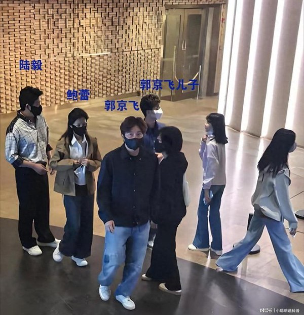 郭京飞家庭地位提升，与姐夫陆毅携手逛街陪妻带娃。