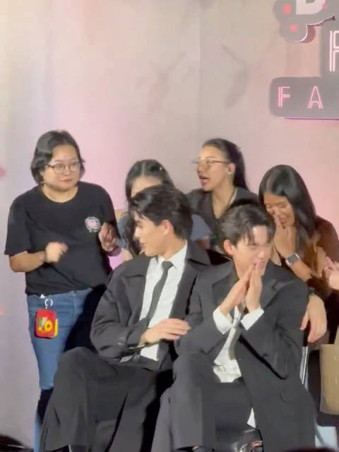 原来这个捏膀子还不止一次啊 我管这种东西叫“爱抚”