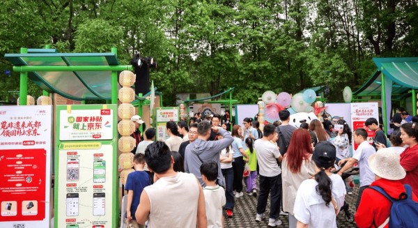 端午非遗新体验 成都市民打卡传统技艺与数码科技创新互动