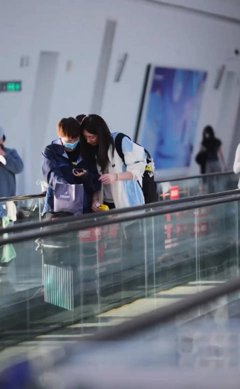 王曼昱与队友组成快乐三人组
