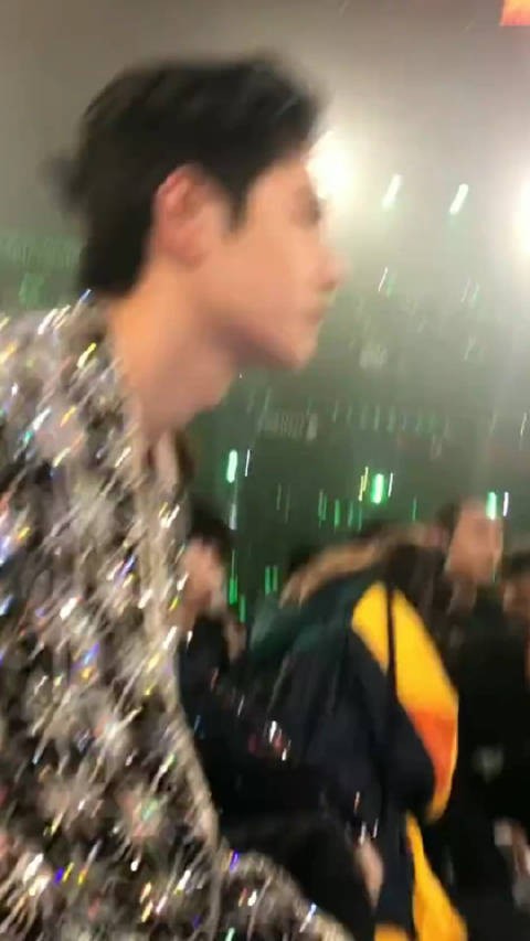 这个视角看王一博绝了，以前看到掉手机的视角， 这个直拍绝了！