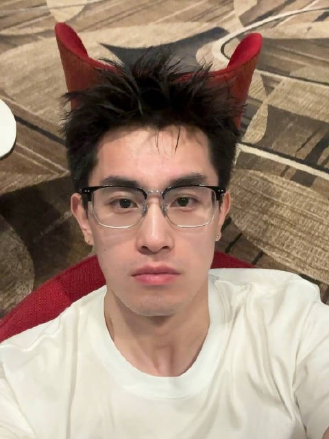 杰宝宝赴新加坡观看嘎嘎演唱会，候机自拍眼神纯净