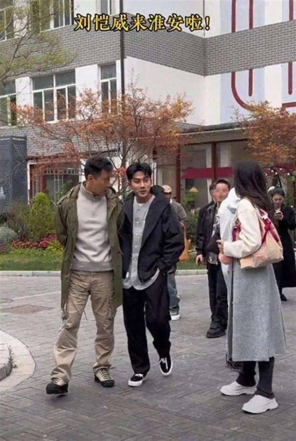 51 岁刘恺威话剧舞台引热议：颜值冻龄，身高成谜