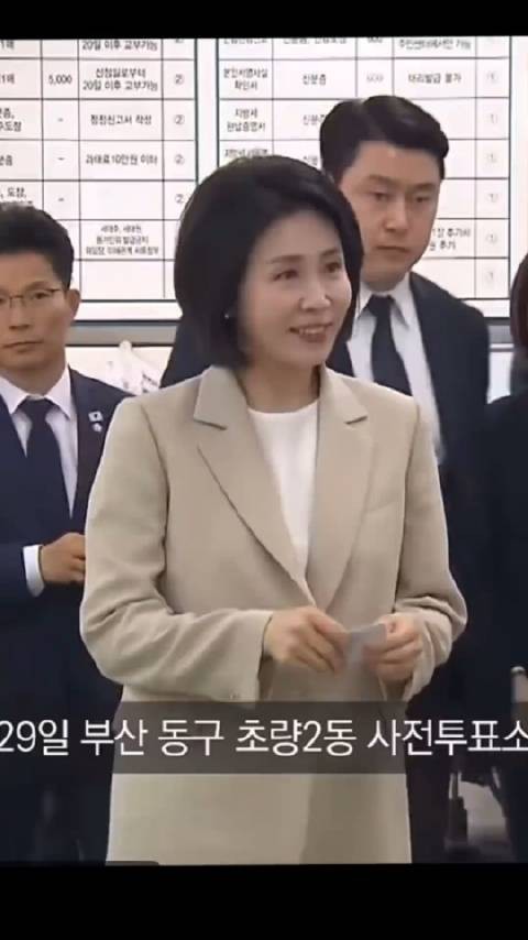 李在明夫人金惠景去投票,肯定是投给自己老头的吧