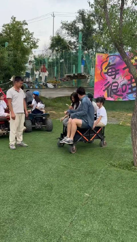 李小璐贾乃亮,陈思诚佟丽娅两家六一聚会,离婚夫妻带娃倍显温情
