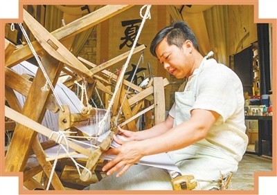 织布 宋志学在织布。 本报通讯员周亮摄