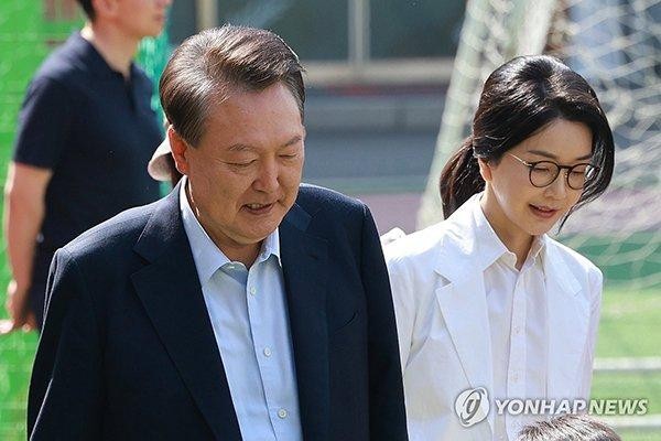 尹锡悦夫妇完成投票，沉默应对记者提问