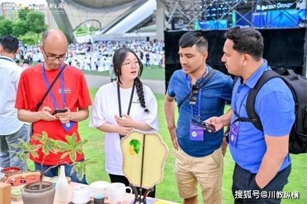 “专业素养+行业洞察” 成都银杏酒店管理学院学子赋能2025全球跨境旅游大会