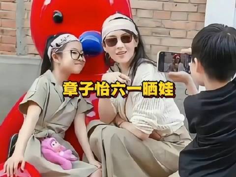 章子怡六一晒亲子日常，陪女儿探爬宠馆与儿子雪地互动