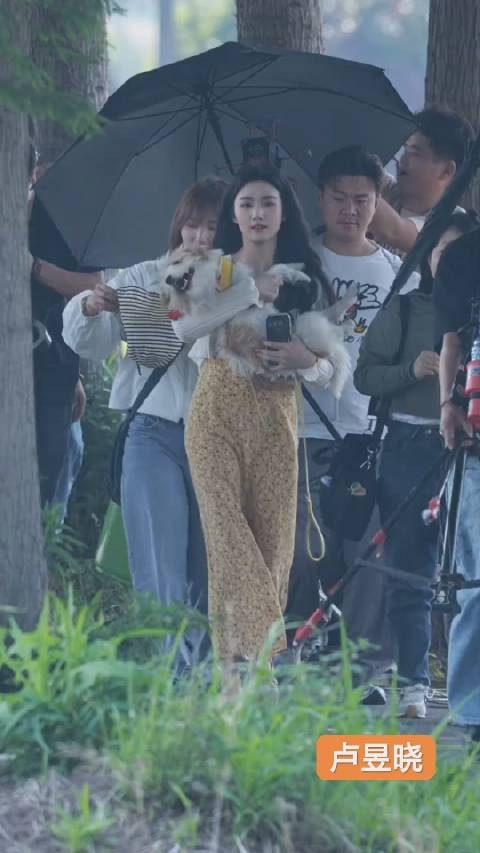 卢昱晓噜噜晓轧戏路透掉落,抱着狗子太可爱了|卢昱晓