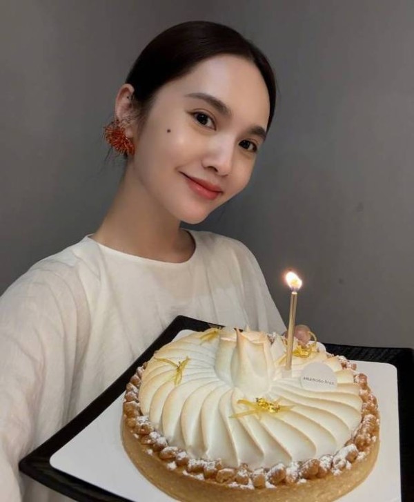 杨丞琳捧着蛋糕拍照，状态在线。