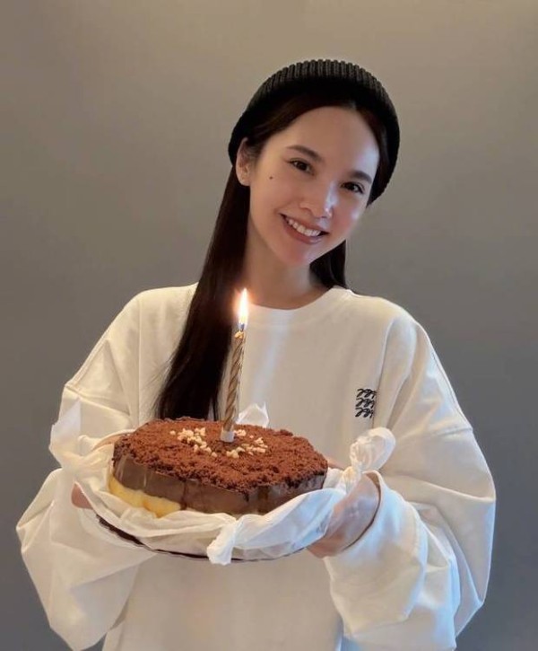 杨丞琳绽放灿烂笑容，开心过生日。
