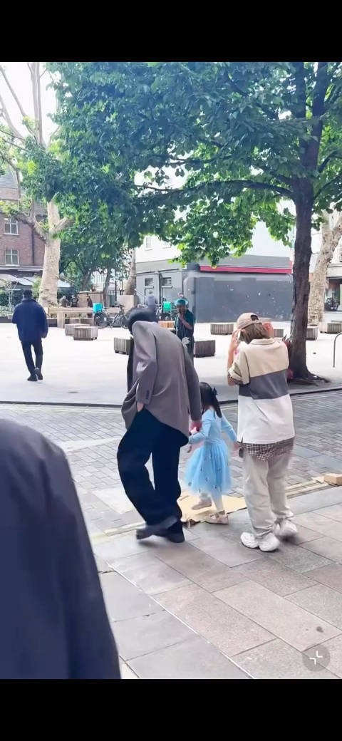 张若昀女儿都这样大啦，一家三口同框太幸福了