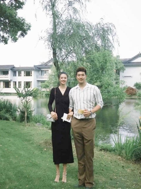 网友婚礼吃席偶遇张常宁和吴冠希,夫妻俩身高颜值惊艳真的很般配!