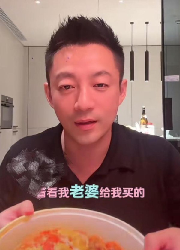 马筱梅超心疼老公，给汪小菲准备螃蟹大餐，夫妻俩高调撒糖超甜