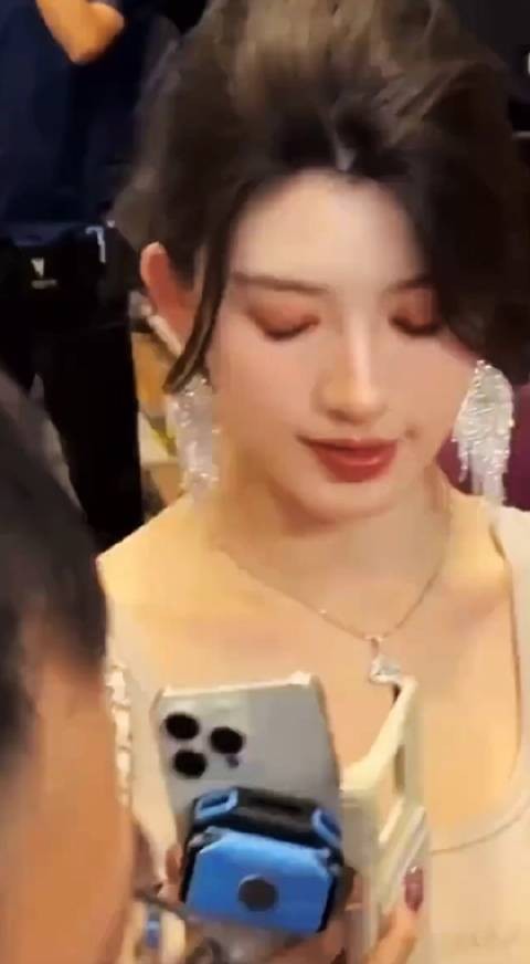 这名男子是故意碰到这名女子,还是无意碰到她的?