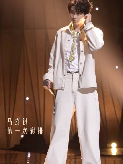 流淌的音符是时光的低语,轻诉少年的心事