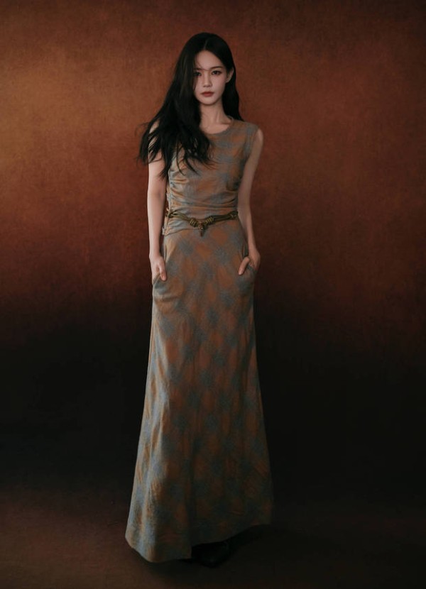搜狐娱乐讯 6月6日，李一桐一组写真美照释出，照片中她穿格纹修身长裙展现完美身材曲线，大波浪造型优雅魅惑，眼神凌厉深邃。