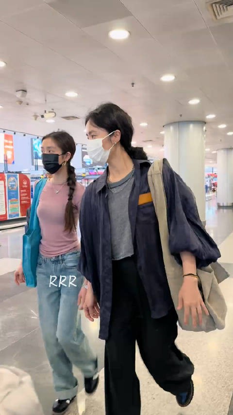 黄多多和孙莉现身机场,多多和妈妈长得好像呀