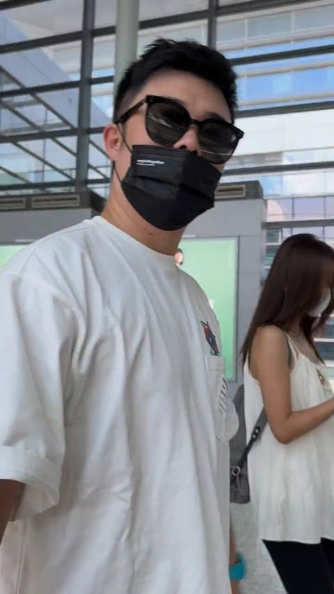 陈赫陪老婆逛香奈儿，42岁张子萱一头黄发好洋气，身高170瘦又美！