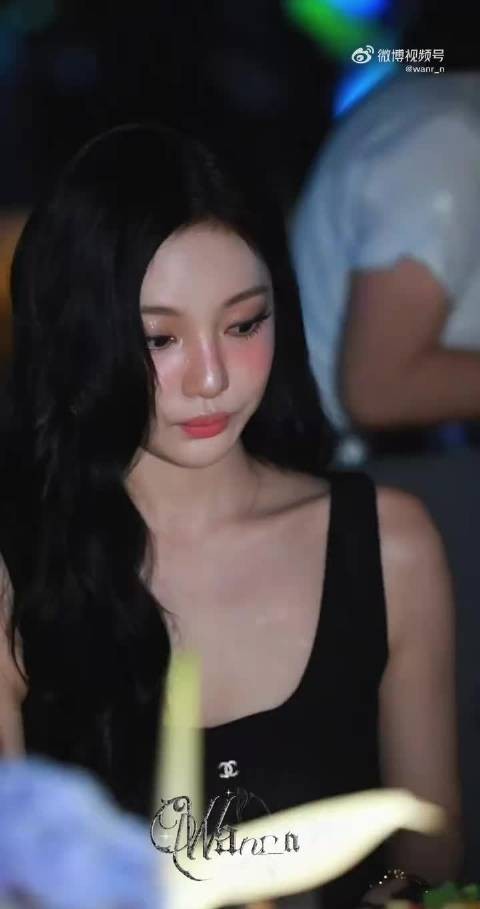 Vogue晚宴上的宁艺卓 好美的呆萌小猫
