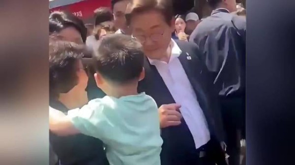 李在明夫妇突访南城市场与市民合影