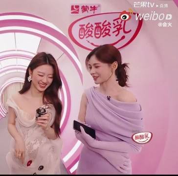 网友调侃单依纯手套是找沈梦辰借的吗？