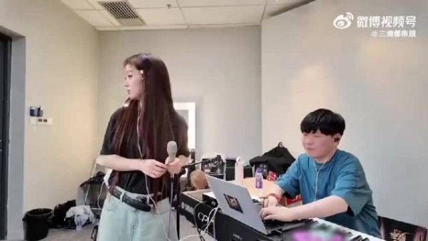 单依纯凌晨分享李白休息室版