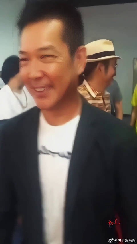 曾与洪金宝,成龙平起平坐的动作巨星,为照顾家人退出影视圈
