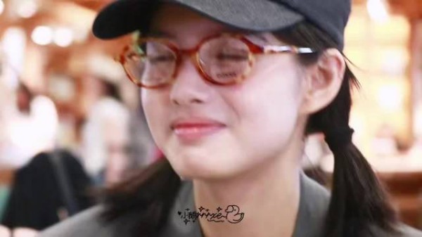 艾米女足杀青后现身机场,黑西装造型引热议