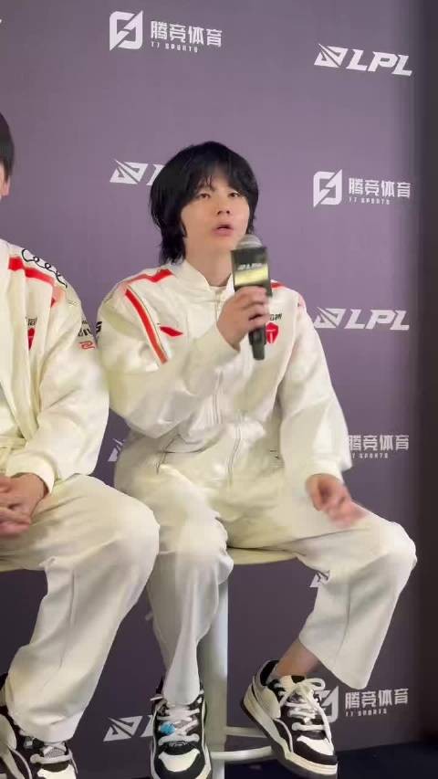 Q:队伍作为常规赛第一名,你对于大家淘汰赛的表现是否满意?