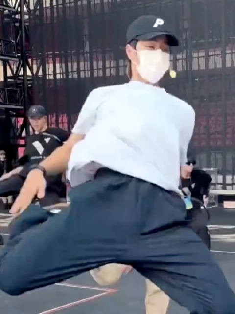 他是怎么做到的360度腾空旋转， 卡点王 一博的舞蹈百看不厌