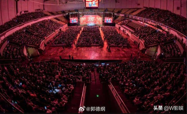 郭德纲又晒满坑满谷演出照，网友却放出现场空座视频，谁在说谎？