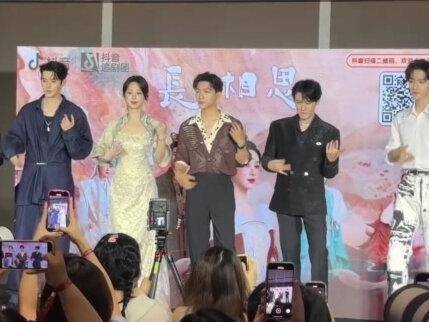 长相思2见面会上，全员一起跳了手势舞，紫妹的表现实在太可爱了啊啊啊啊