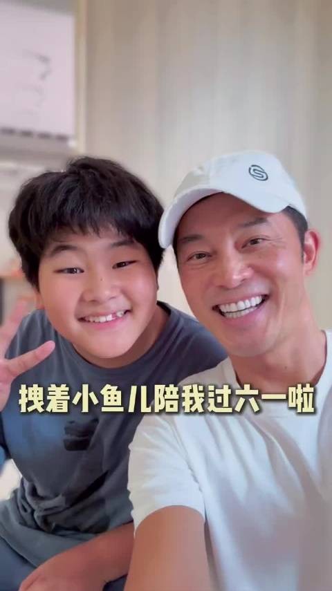 沙溢胡可和俩儿子逛街，14岁安吉长发遮眼，脖子变粗，认不出来了！