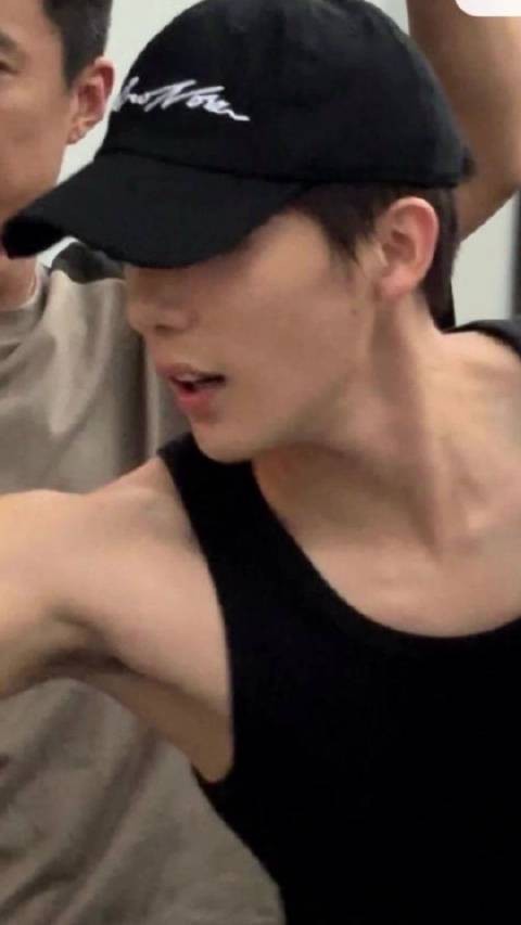去年夏天在成都的王安宇，背心男绝杀