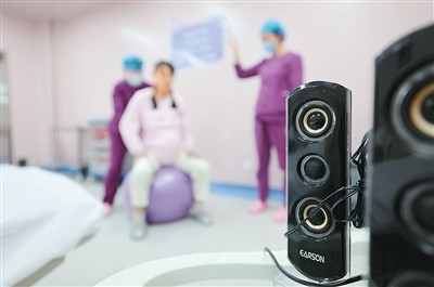 日前，在山东省临沂市沂南县妇幼保健院产科病房，护士在对孕妇进行“导乐分娩”指导。 王彦冰摄（新华社发）