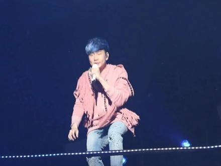 舞台上JJ演绎剪云者,那小腿摇来晃去的模样真是萌翻全场啦
