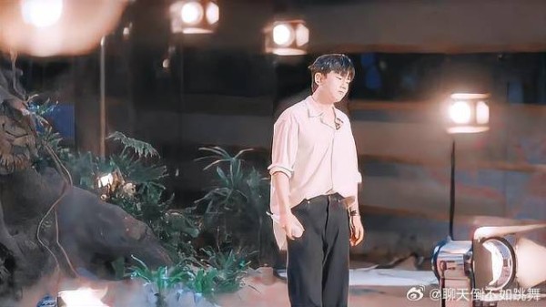杰哥在线找补,演唱会无袖背心热!