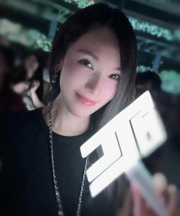 林志颖看林俊杰演唱会，小9岁妻子年轻漂亮，小志穿卫衣又帅又嫩